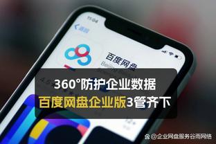 ?赫罗纳中场加西亚与球迷合影时还不忘用电脑观看巴萨比赛